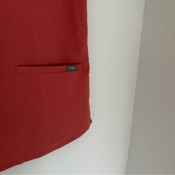 FIGS Casma 3 Pockets Scrub Top V Neck Clay Color Short Sleeves Size XS Women’s - Picture 8 of 10